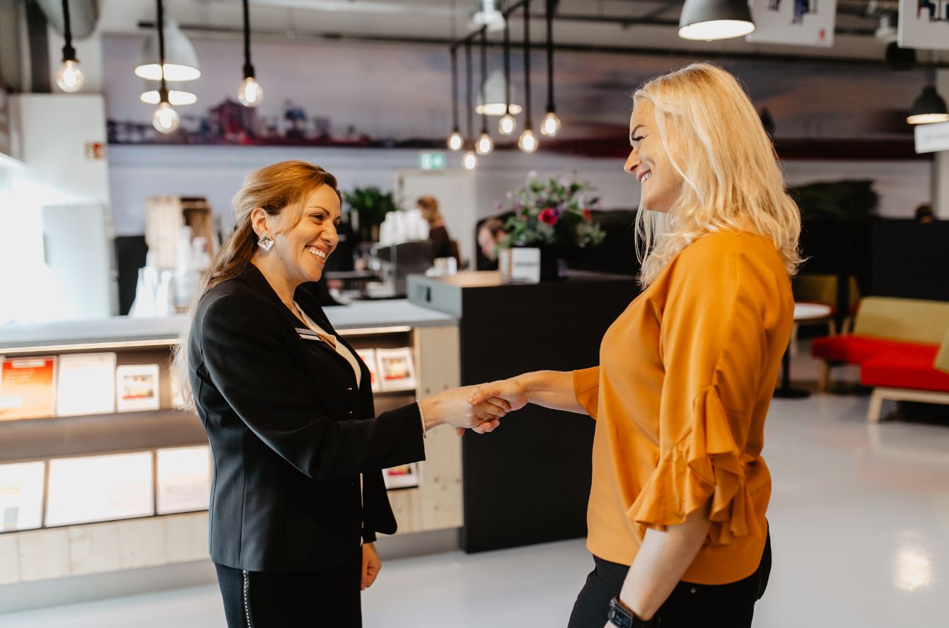Gastvrouw ontvangt gast op het Werkplein